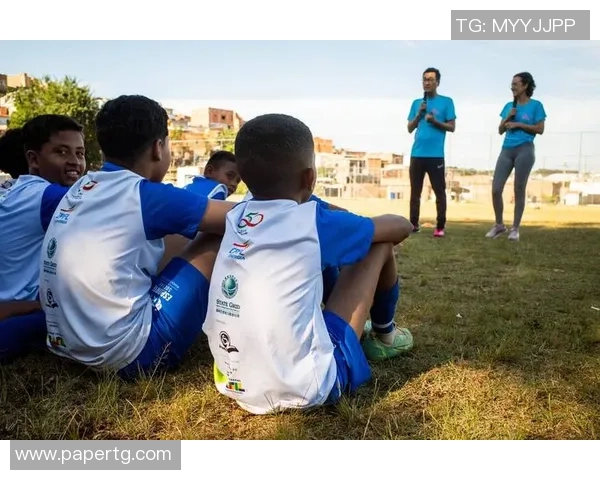 足球明星们在绿茵场上挥洒汗水与激情踢出的精彩瞬间与传奇故事