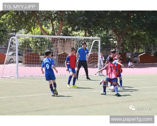 足球明星与小朋友的欢乐互动瞬间展现温馨与乐趣