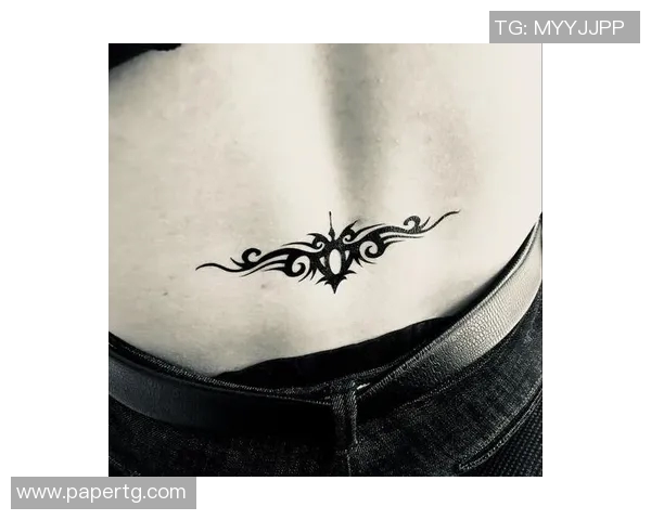 足球明星女生的后背纹身艺术与个性魅力的完美结合