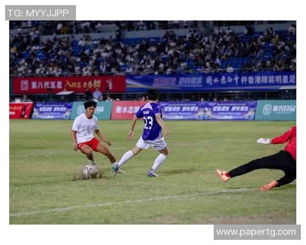 足球明星与路人亲密互动瞬间捕捉生活中的感动与欢乐 足球明星与路人亲密互动瞬间捕捉生活中的感动与欢乐